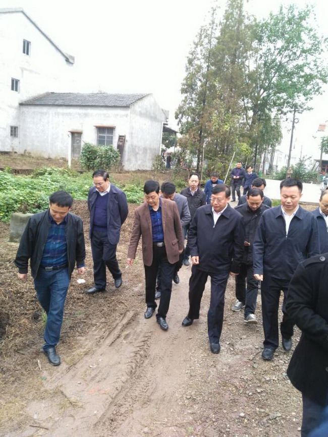 荆州市市长杨智亲临市残联,水务集团扶贫点调研